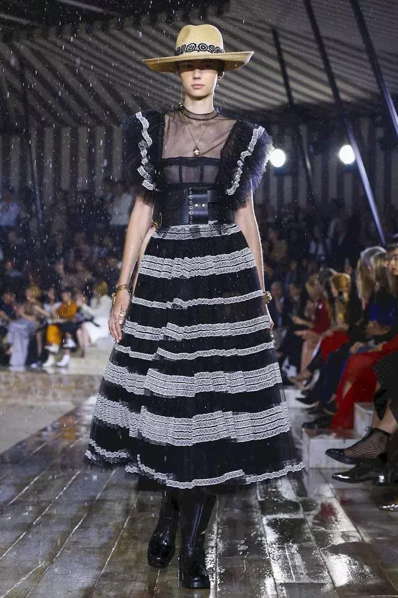 杨采钰迪奥马鞍包,杨采钰出席活动红裙惊艳十足