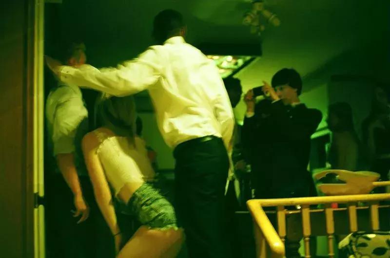 拍腿、拍bra、拍裸照,一个放飞自我的女孩