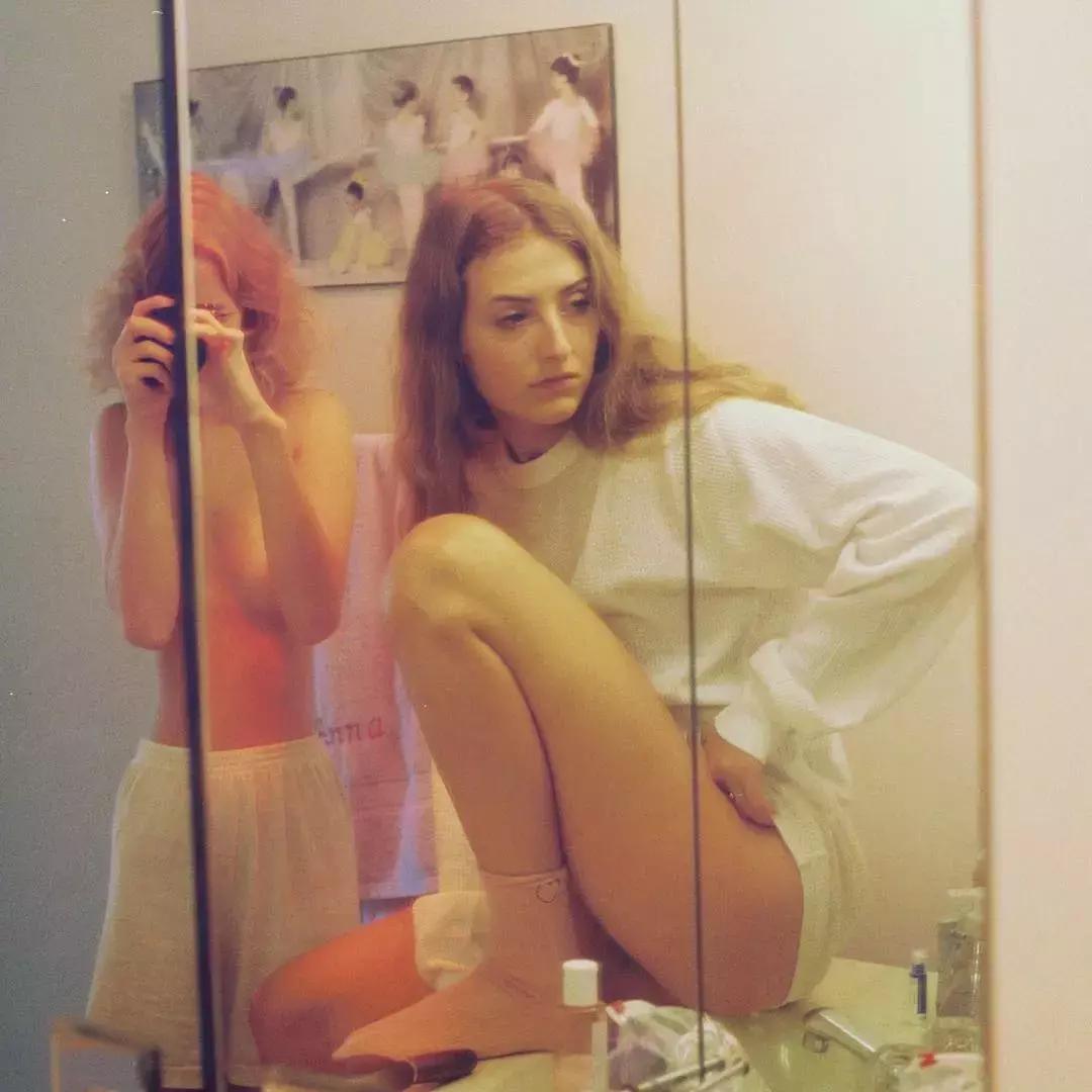 拍腿、拍bra、拍裸照,一个放飞自我的女孩