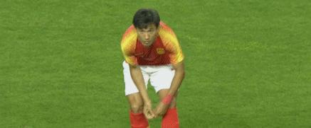 国足队员上场戴项链,国足袜子项链