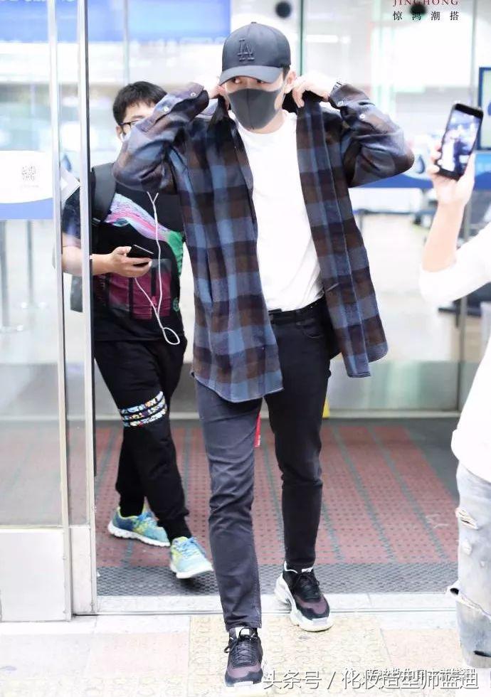 王俊凯一身棒球服,王俊凯机场穿运动套装