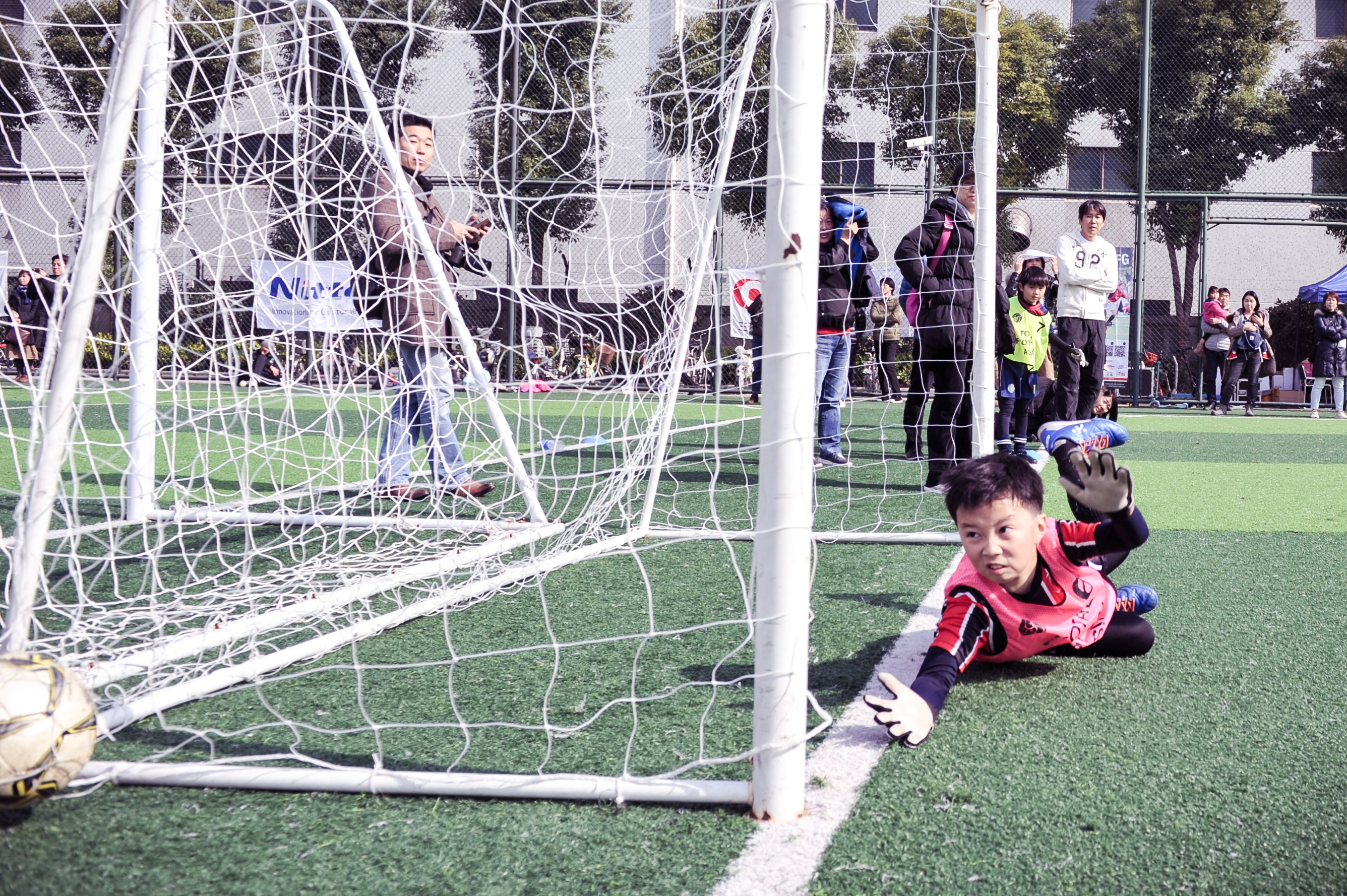 孩子很喜欢当足球守门员是为什么,在踢球时如何当好守门员