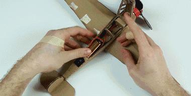 用纸剪出一架可以飞的飞机,用纸箱折个纸飞机