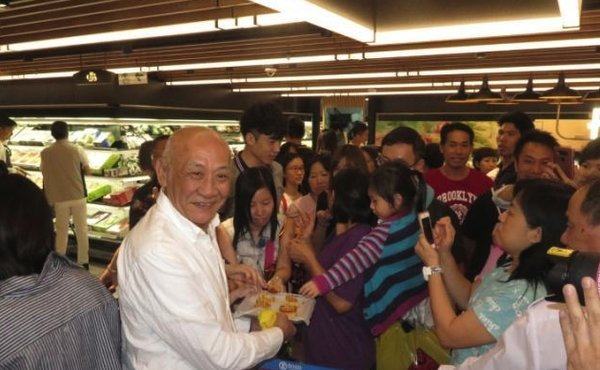 成龙早期武打戏动图,成龙再一次突破极限去演武打片