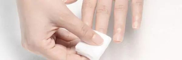 化妆品还有半年过期使用没问题吧,过期的化妆品会长斑吗