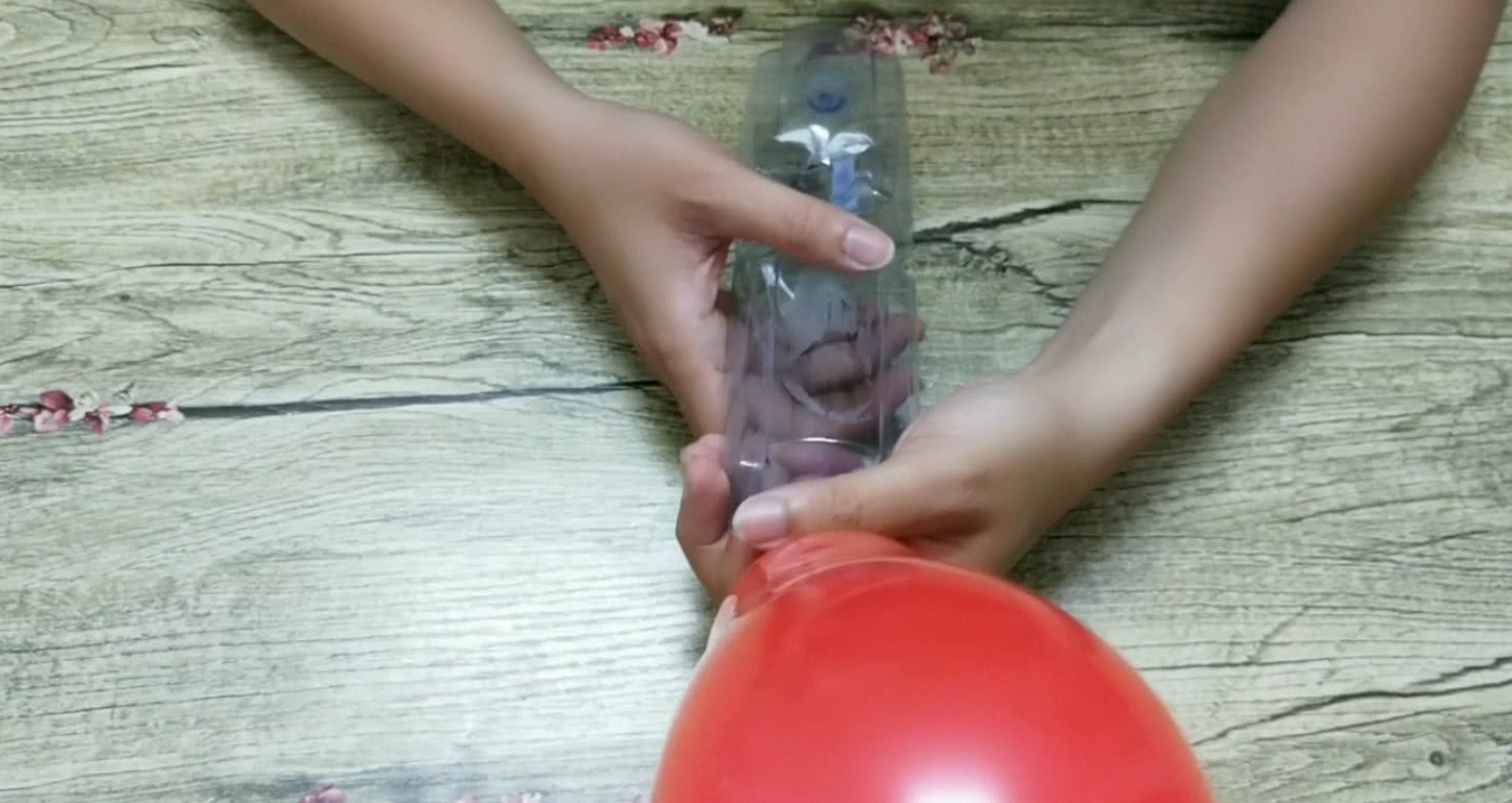 塑料瓶上打两个洞，马上变成打气筒，吹气球省力又省时，简单易学