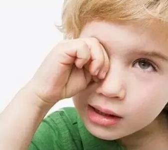 小宝宝睡醒起来眼屎多怎么回事,宝宝最近睡醒觉特别多眼屎