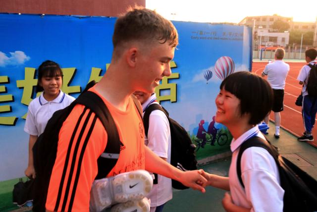 足梦视界｜中英足球文化交流，首站湛江轰动全城