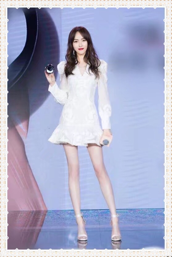 172唐嫣和173关晓彤同穿超短裙秀美腿,网友:真嫩,想摸