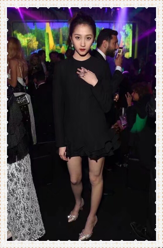 172唐嫣和173关晓彤同穿超短裙秀美腿,网友:真嫩,想摸