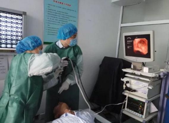 男子给车加油,小伙子给车加汽油