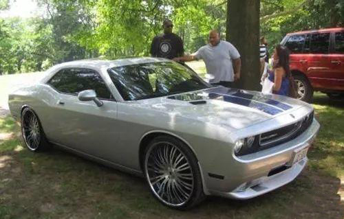 詹姆斯的天价合同,詹姆斯最近比赛开什么车