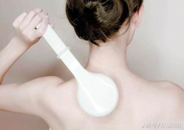 后背油脂粒是螨虫吗,背部螨虫粒和脂肪粒区别