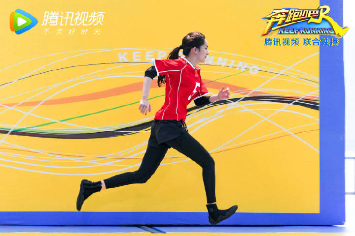 杨幂奔跑吧踢足球是哪一期,杨幂参加跑男踢足球运动范儿满满