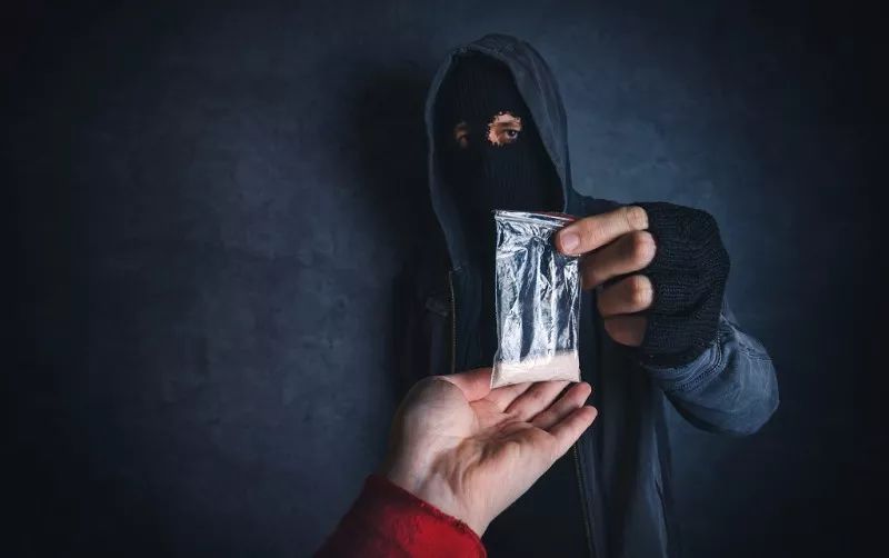 贩卖带毒的药品定什么罪,容留他人吸毒买卖毒品怎么处罚