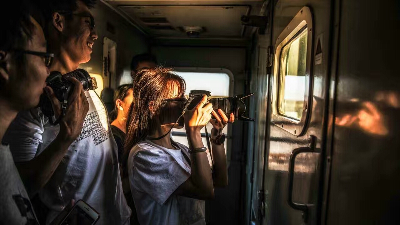 她在127小时的K3火车上拍婚纱照,看了三个国家的风景