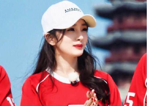 跑男杨幂踢足球,杨颖杨幂迪丽热巴跑男