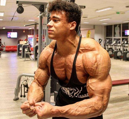 健身肌肉男手臂青筋,健身肌肉男腹肌涌动