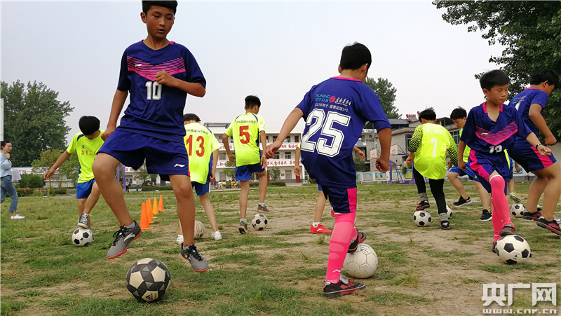 安徽阜阳有个“足球侠”：把球踢到米兰去！