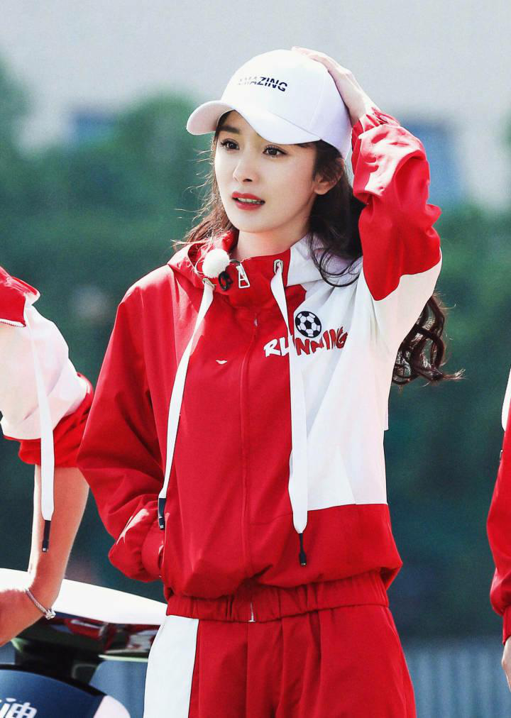 杨幂踢足球运动装,杨幂穿粉色战袍