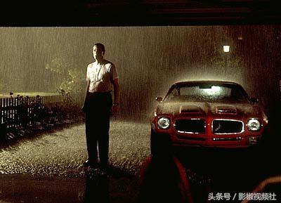 《美国丽人》汁源中年大叔无意中爱上女儿同学从此一发不可收拾