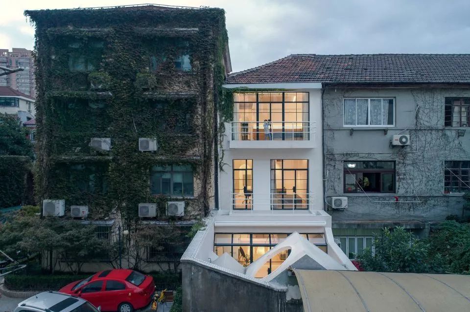 连树都种进房子！71岁高龄老房爆改“回春”，从危房到美宿，不只是惊艳！