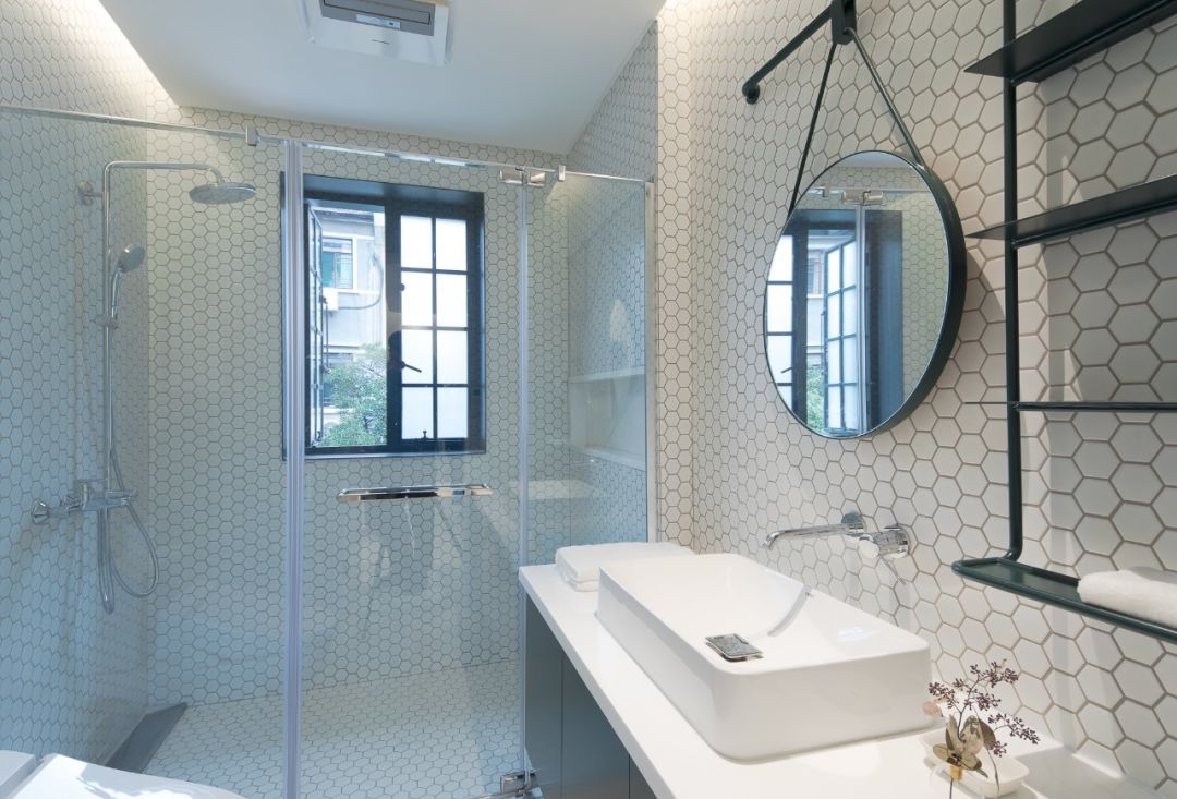 连树都种进房子！71岁高龄老房爆改“回春”，从危房到美宿，不只是惊艳！