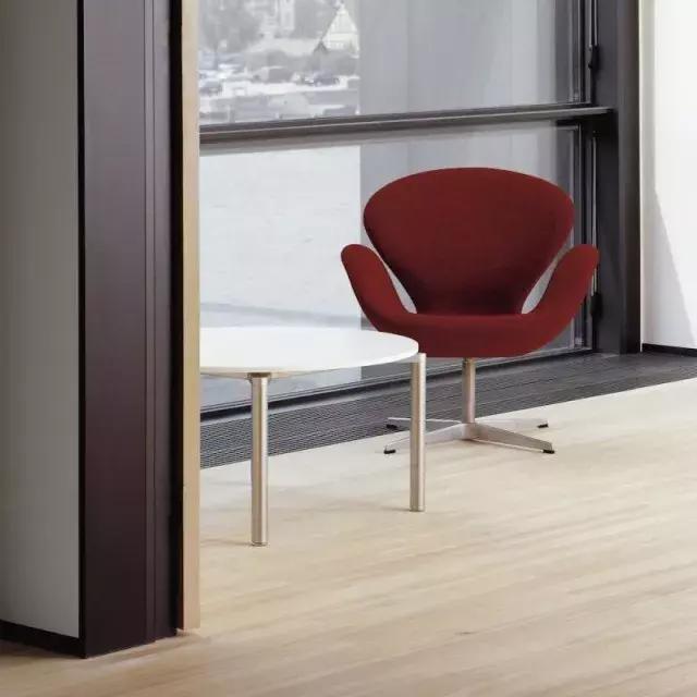 坐着六十年代椅子,小时候的椅子好怀旧