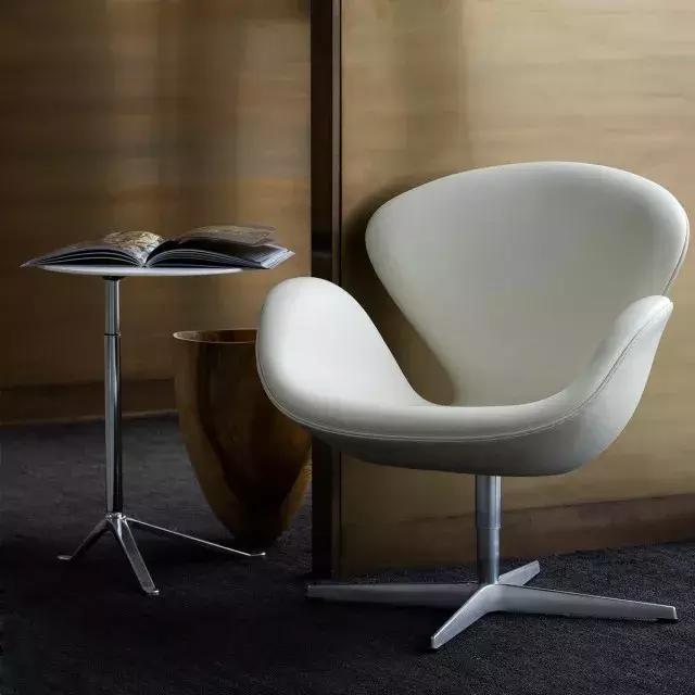 坐着六十年代椅子,小时候的椅子好怀旧