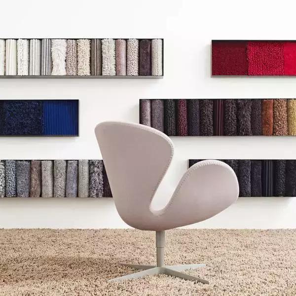 坐着六十年代椅子,小时候的椅子好怀旧