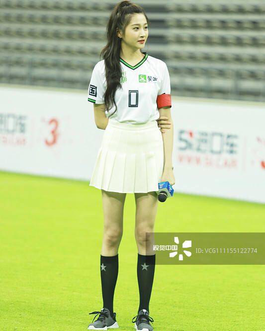 关晓彤造型回归皮裙秀出2米长腿,关晓彤长腿学生装