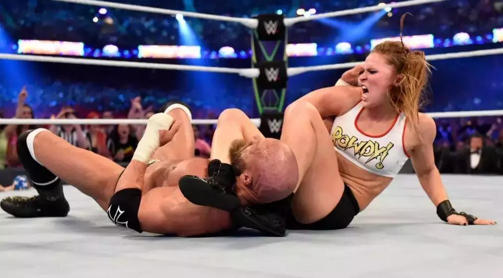 wwe罗曼雷恩斯的防弹衣,wwe美国职业摔角罗曼穿短袖