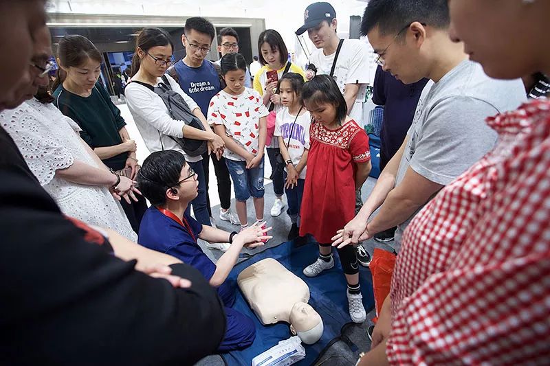 杭州人对未来的好奇心彻底爆发！10多万人在钱塘江边“看到未来”