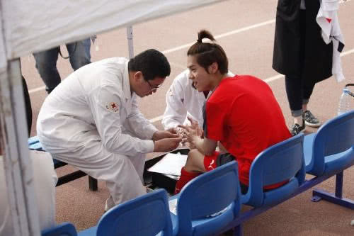 鹿晗篮球球技,鹿晗球技什么水平