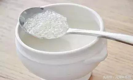 烧仙草放的是龟苓膏还是仙草,烧仙草就是龟苓膏么