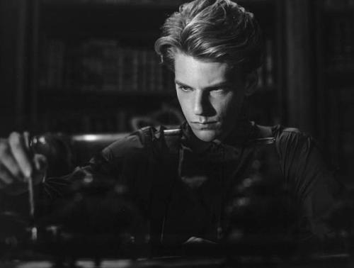 《暮光巴黎》百度云网盘资源「HD1080p中英双字」在线观看