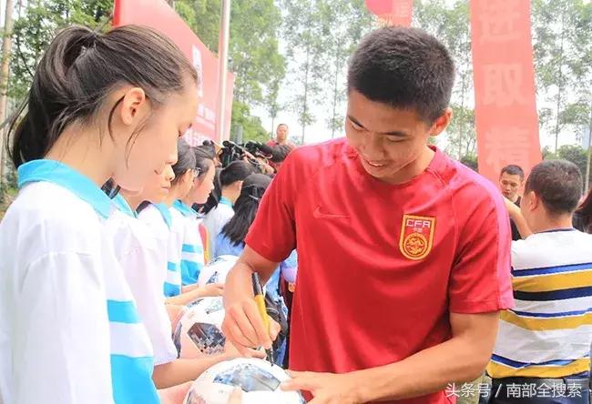 中国19岁天才前锋正式加盟西甲,国青19岁签约欧洲豪门