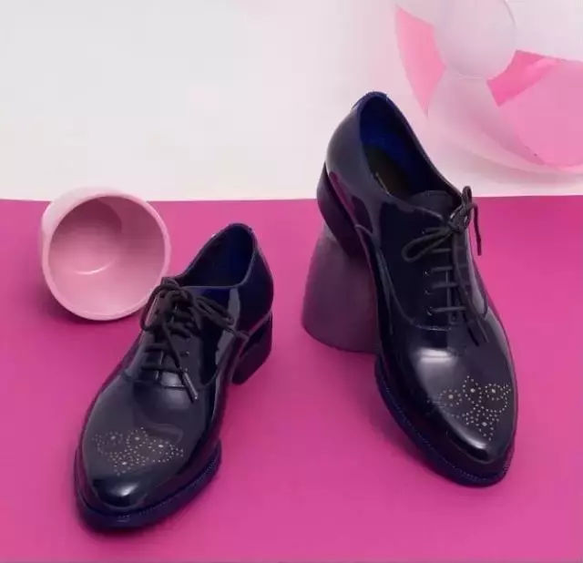 下雨天穿雨鞋防水又好看时尚,穿上雨鞋