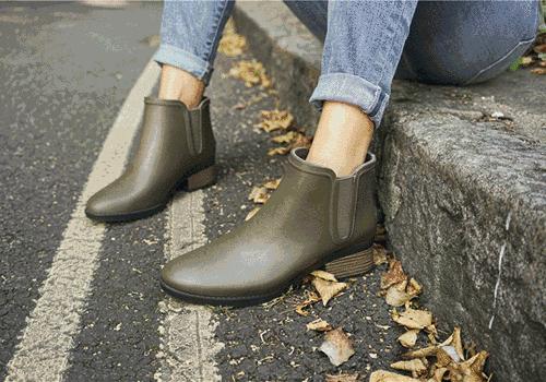 下雨天穿雨鞋防水又好看时尚,穿上雨鞋