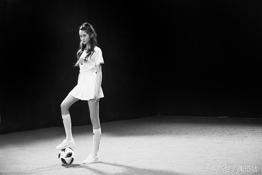 活力十足关晓彤化身足球宝贝,关晓彤化身足球宝贝助力世界杯