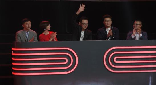 明星也是真球迷《足球解说大会》引来偶像男团成员肖顺尧