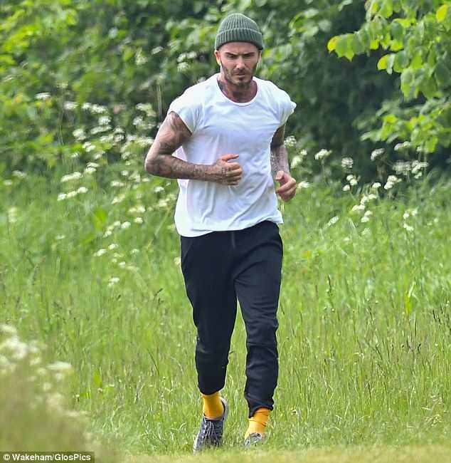 贝克汉姆日本之行,贝克汉姆骑摩托车戴头盔