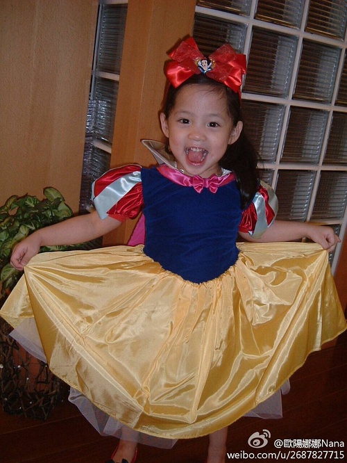 欧阳娜娜童年私照曝光,简直水蜜桃精转世,全身名牌这鞋太讲究了