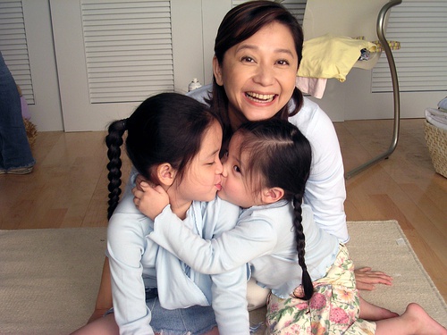 欧阳娜娜童年私照曝光,简直水蜜桃精转世,全身名牌这鞋太讲究了