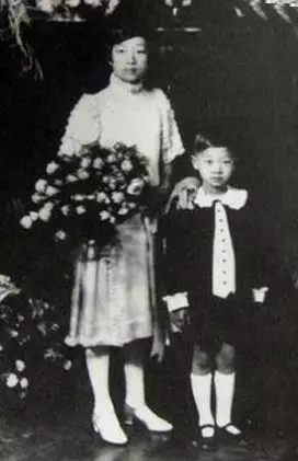 丈夫弃旧怜新,家财散尽,这个风骨美人把薄情岁月活出了深情