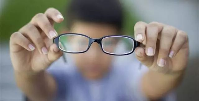 近视了家长能为孩子做些什么,父母近视如何干预孩子近视的发生