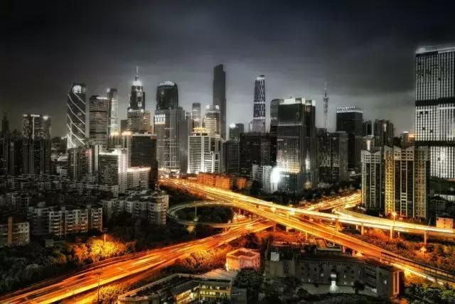 他放弃令人艳羡的工作，用摄影支持旅行梦想