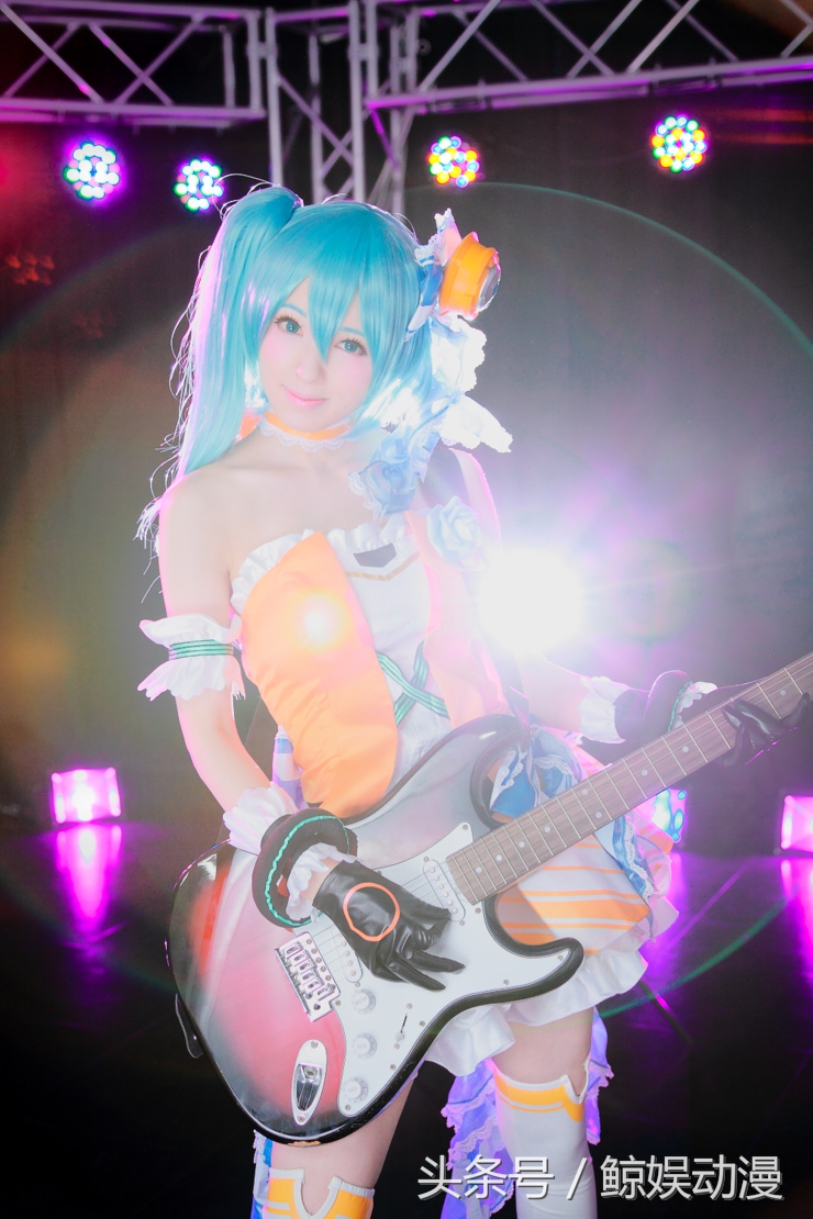 初音未来赛博朋克风cos,初音未来cos拿录取通知书