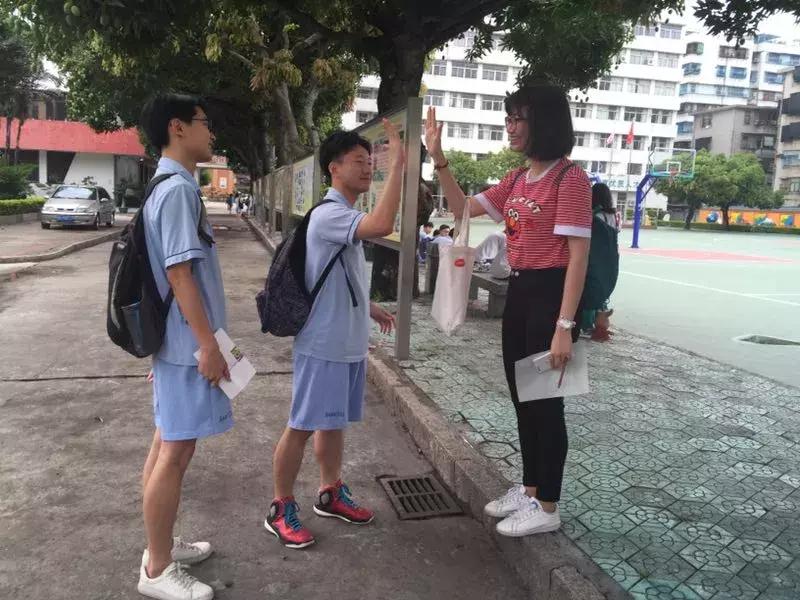 高考汕头几个考场,高考第一天学校门口人山人海