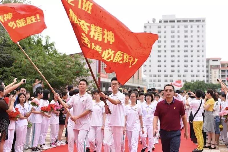 高考汕头几个考场,高考第一天学校门口人山人海